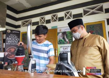 Bang Hasim Nikmati Kopi Saitbuttu, Siap Bantu Kembangkan UMKM di Simalungun