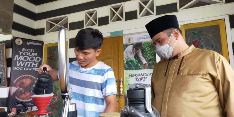 Bang Hasim Nikmati Kopi Saitbuttu, Siap Bantu Kembangkan UMKM di Simalungun
