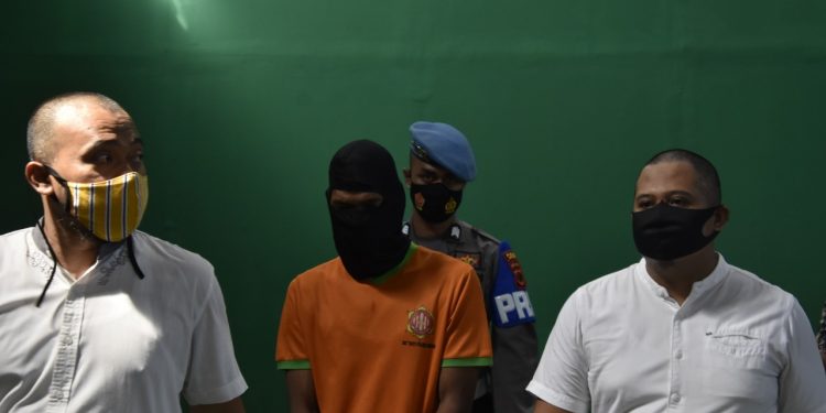 Sakit Hati Ditinggal Nikah, Seorang Pria Nekat Sebar Foto Syur Mantan Sakit Hati Ditinggal Nikah, Seorang Pria Nekat Sebar Foto Syur Mantan