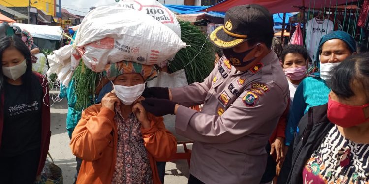 Polres Humbahas, TNI dan Tim Gabungan Disiplinkan Masyarakat Terapkan Protokol kesehatan Polres Humbahas, TNI dan Tim Gabungan Disiplinkan Masyarakat Terapkan Protokol kesehatan