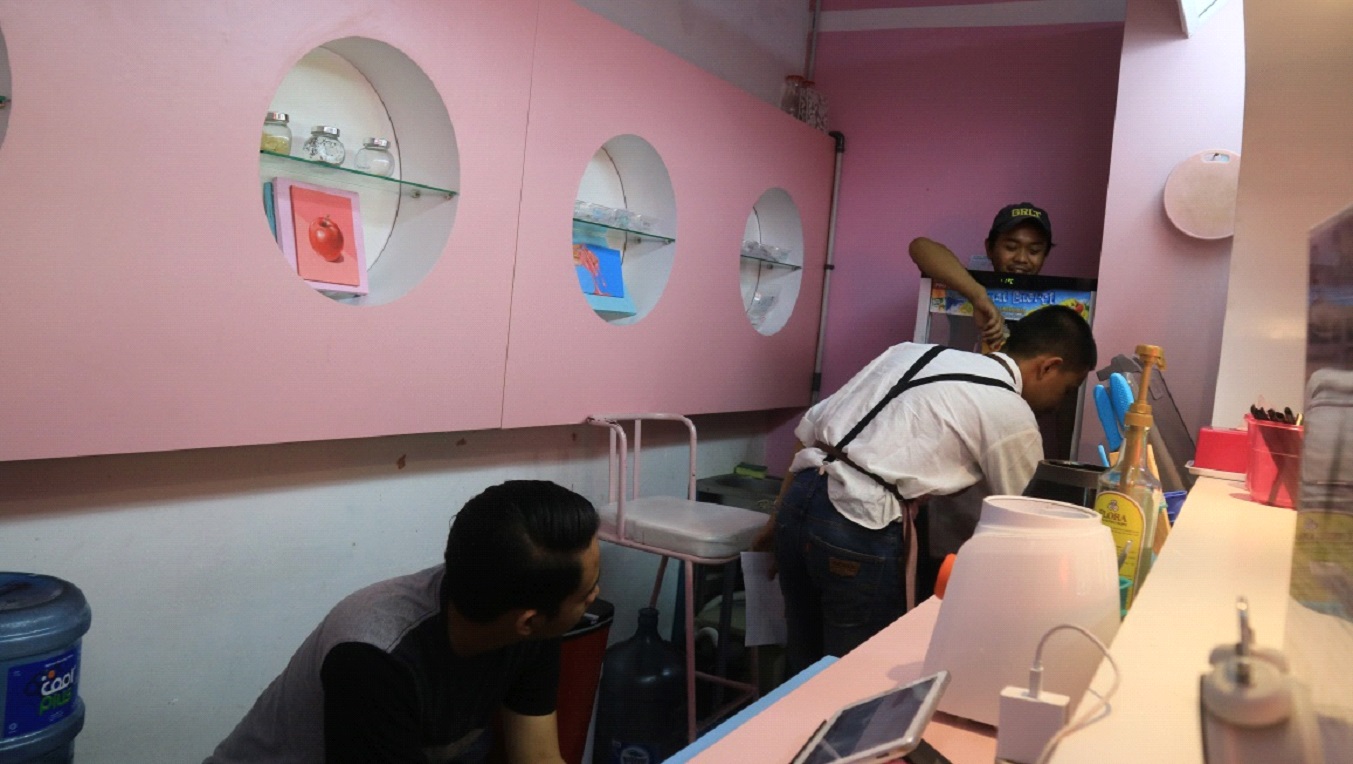 Warna-warni Memikat di Kafe Pecinta Yoghurt, Dipa Junction Bandung