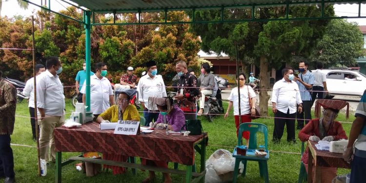 Didampingi Keluarga dan Ketua DPRD, RHS Tinjau Sejumlah TPS di Simalungun