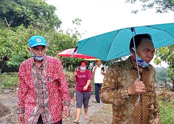 Diguyur Hujan dan Lintasi Jalan Berlumpur, TPS Tetap Semangat Kunjungi Warga