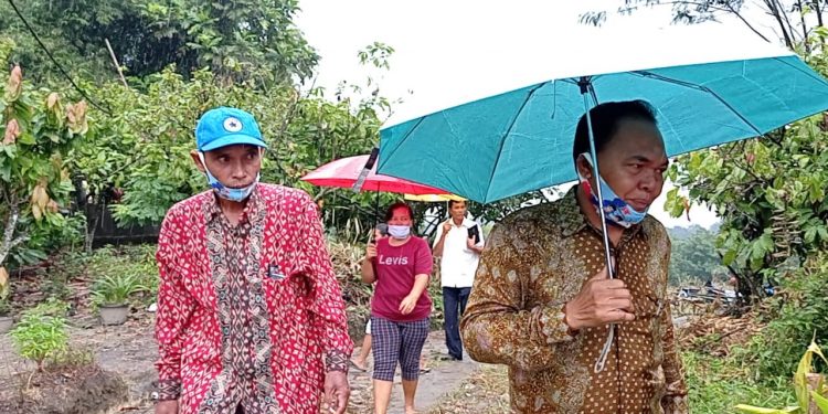 Diguyur Hujan dan Lintasi Jalan Berlumpur, TPS Tetap Semangat Kunjungi Warga Diguyur Hujan dan Lintasi Jalan Berlumpur, TPS Tetap Semangat Kunjungi Warga