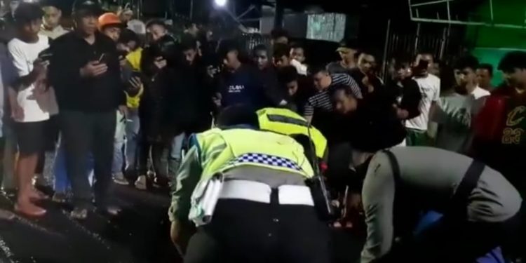 Breaking News! Tabrak Lari, Pengendara Sepedamotor Terkapar di Jalan Lintas Siantar-Medan Breaking News! Tabrak Lari, Pengendara Sepedamotor Terkapar di Jalan Lintas Siantar-Medan
