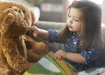 Latih Keterampilan Empati Anak dengan Bermain Boneka