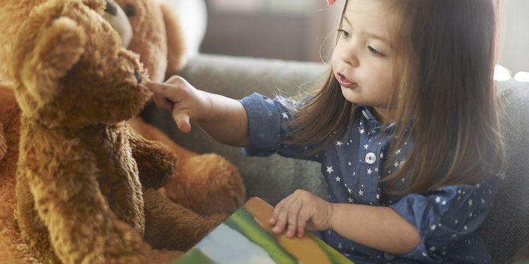 Latih Keterampilan Empati Anak dengan Bermain Boneka
