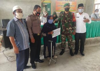 Penyerahan BLT di Desa Sei Silau Timur Oleh Personel Jajaran Kodim 0208/Asahan