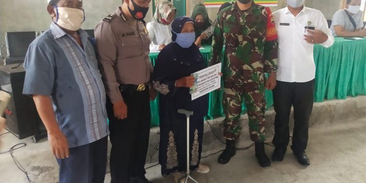 Penyerahan BLT di Desa Sei Silau Timur Oleh Personel Jajaran Kodim 0208/Asahan Penyerahan BLT di Desa Sei Silau Timur Oleh Personel Jajaran Kodim 0208/Asahan