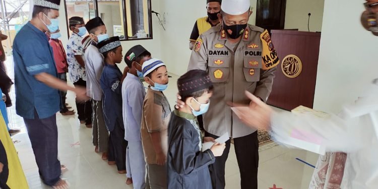 Kapolres Pelabuhan Belawan Santuni Anak Yatim Piatu Kapolres Pelabuhan Belawan Santuni Anak Yatim Piatu