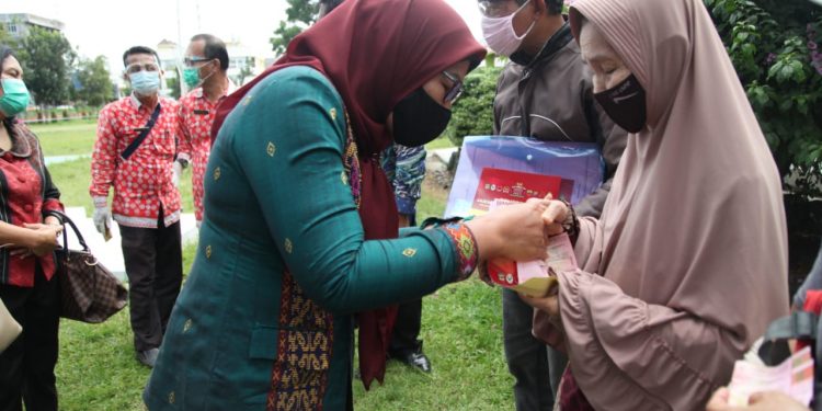 Hari Kedua Pembagian BST Tahap IV di Siantar, Aman dan Tetap Patuhi Protokol Kesehatan Hari Kedua Pembagian BST Tahap IV di Siantar, Aman dan Tetap Patuhi Protokol Kesehatan