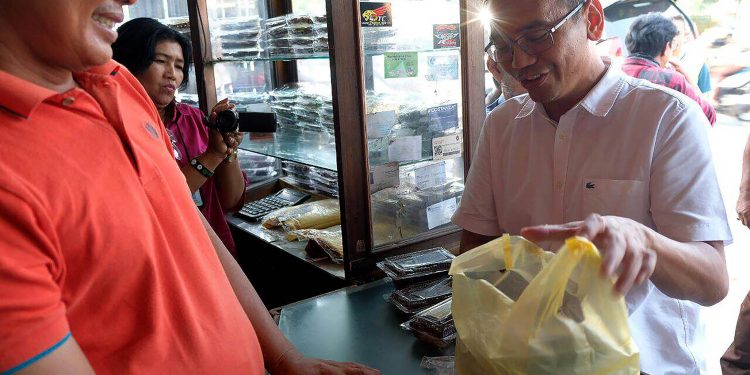 Keasyikan Ngobrol Soal UKM, Sihar Habiskan Dua Bungkus Dodol Tanjungpura