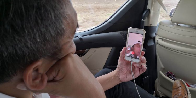 Usai Bertemu Anak-anak, Sihar Sitorus Obati Rindu dengan Video Call Putranya Usai Bertemu Anak-anak, Sihar Sitorus Obati Rindu dengan Video Call Putranya