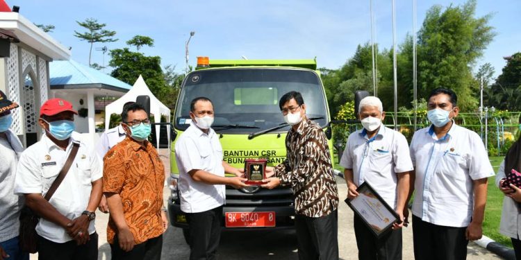 PTPN IV Serahkan Dump Truck ke Pemkab Batubara