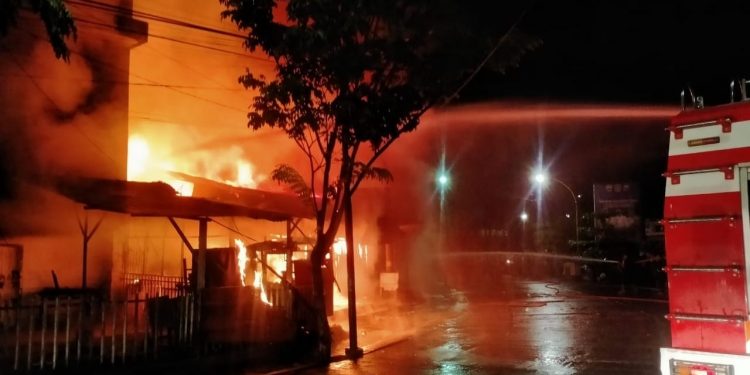 Kebakaran di Jalan Suprapto Sibolga, 8 Kios Dilalap Api, 1 Dirusak