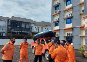 Boncengan Sepedamotor, Jatuh dari Jembatan 2 Pria Masuk ke Sungai, 1 Hanyut