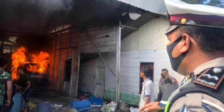 Ditinggal ke Gereja, Gudang dan Mobil Avanza Milik Bahara Sihombing di Lintongnihuta Terbakar