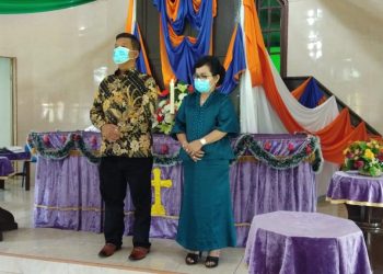 Ibadah di HKBP Bah Jambi, RHS dan Istri Didoakan dan Diulosi