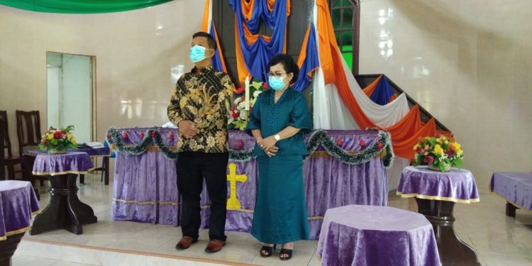 Ibadah di HKBP Bah Jambi, RHS dan Istri Didoakan dan Diulosi Ibadah di HKBP Bah Jambi, RHS dan Istri Didoakan dan Diulosi