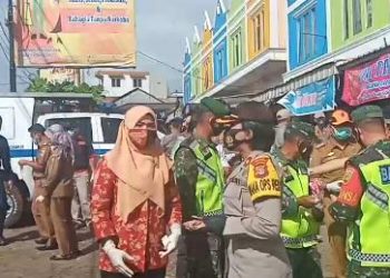 Gebrak Masker Tanggamus, Wakapolres berama Bupati Bagikan di Pasar Gisting