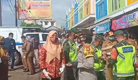 Gebrak Masker Tanggamus, Wakapolres berama Bupati Bagikan di Pasar Gisting Gebrak Masker Tanggamus, Wakapolres berama Bupati Bagikan di Pasar Gisting