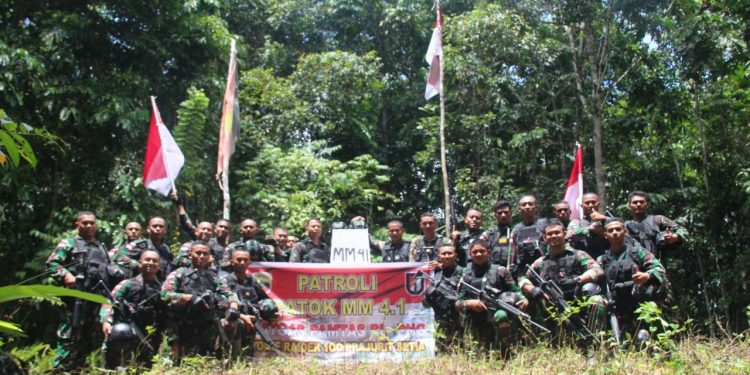 Yonif Raider 100/PS Patroli Patok MM. 41 di Perbatasan RI-PNG Yonif Raider 100/PS Patroli Patok MM. 41 di Perbatasan RI-PNG