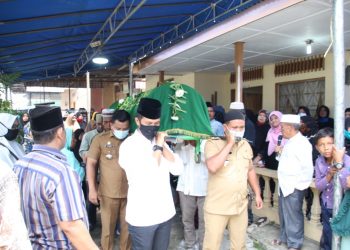 Walikota Siantar Melayat ke Rumah Duka Almarhumah Mahdaraini Siregar