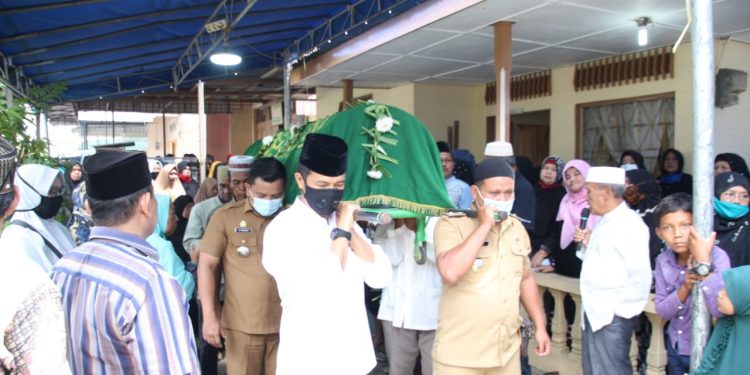 Walikota Siantar Melayat ke Rumah Duka Almarhumah Mahdaraini Siregar