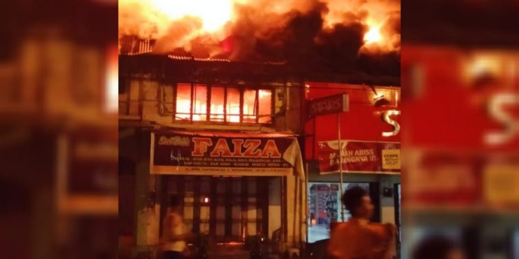 Polres Labuhanbatu Merilis 11 Ruko Terbakar di Kotapinang, Api Berasal dari Toko Kain Batik