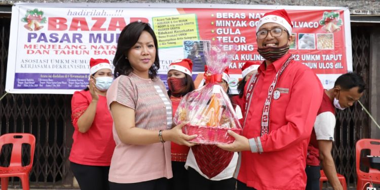 Ketua Dekranasda Taput Buka Bazar Pasar Murah Demi Kemajuan UMKM Lokal
