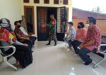 Sambil Duduk Santai Bersama Warga, Personel Jajaran Kodim 0207/Simalungun Himbau Warga Pakai Masker