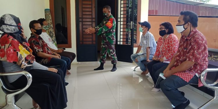 Sambil Duduk Santai Bersama Warga, Personel Jajaran Kodim 0207/Simalungun Himbau Warga Pakai Masker