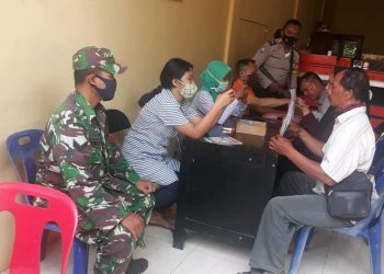 Dampingi Penyaluran Bantuan BLT Kepada Warga Terdampak Covid Oleh Personel Kodim 0207/Simalungun