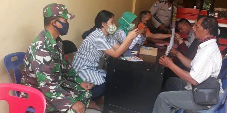 Dampingi Penyaluran Bantuan BLT Kepada Warga Terdampak Covid Oleh Personel Kodim 0207/Simalungun Dampingi Penyaluran Bantuan BLT Kepada Warga Terdampak Covid Oleh Personel Kodim 0207/Simalungun