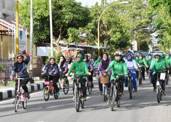 Pupuk Kebersamaan, Ibu-ibu TNI-Polri Bersepeda Bareng