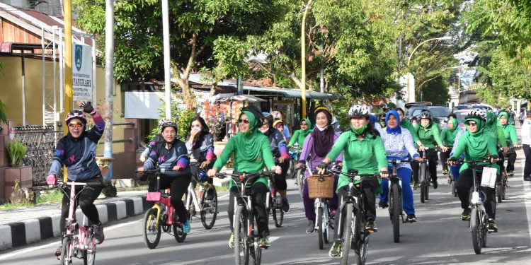 Pupuk Kebersamaan, Ibu-ibu TNI-Polri Bersepeda Bareng