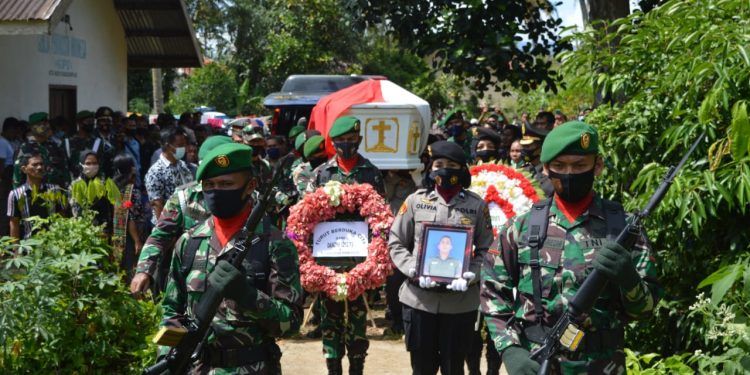 Jenazah Pratu Martinus Kardo Rizky Sinurat Dimakamkan Secara Militer di Pemakaman Katolik di Padangsidimpuan Jenazah Pratu Martinus Kardo Rizky Sinurat Dimakamkan Secara Militer di Pemakaman Katolik di Padangsidimpuan