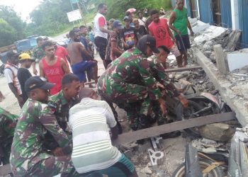 Grosir Runtuh Lukai 7 Orang, Anggota TNI Satgas Yonif 126/ KC Kisaran Bantu Warga