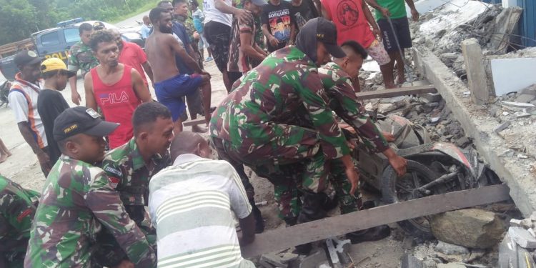 Grosir Runtuh Lukai 7 Orang, Anggota TNI Satgas Yonif 126/ KC Kisaran Bantu Warga