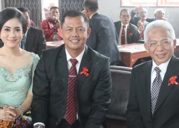 Teddy Robinson Siahaan (TRS) dan Kapolres Dairi Diberi Ulos Saat Merayakan Natal di Sidikalang