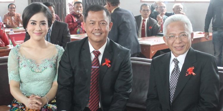 Teddy Robinson Siahaan (TRS) dan Kapolres Dairi Diberi Ulos Saat Merayakan Natal di Sidikalang