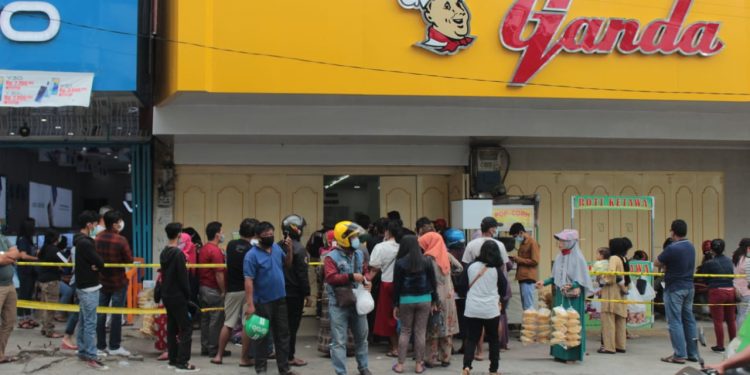 Pengunjung Toko Roti Ganda Dibubarkan Satgas Covid-19 Siantar
