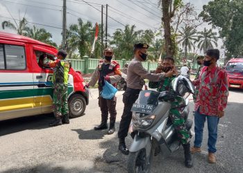 Terapkan Pendisiplinan Protokol Kesehatan, Polsek Bangun dan Koramil Bagikan Masker Gratis