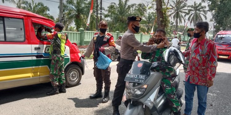 Terapkan Pendisiplinan Protokol Kesehatan, Polsek Bangun dan Koramil Bagikan Masker Gratis