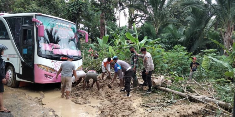 Longsor, Jalin Sibolga-Barus Tertimbun Tanah dan Kayu