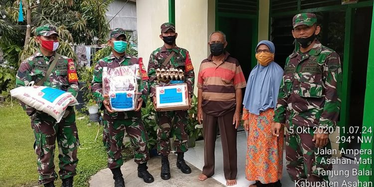 Danramil 08/Pulau Buaya Rayakan HUT TNI ke 75 Dengan Berbagi Sembako