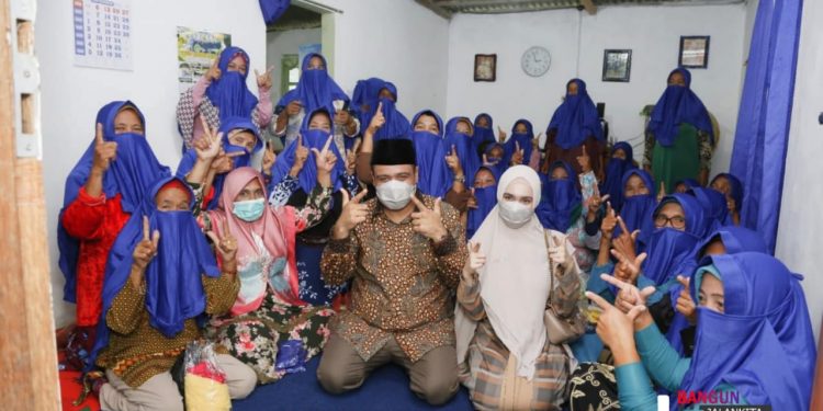Kelompok Pengajian Ibu-ibu di Bandar Malela: Baru ini Ada Calon Bupati Mau Datang ke Kampung Kami