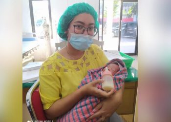 Bayi Mungil Terbungkus Plastik Ditemukan di Depan Rumah Warga Parapat