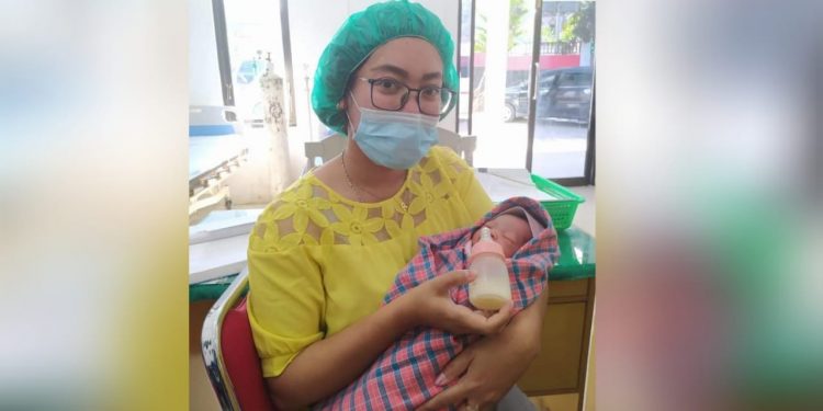 Bayi Mungil Terbungkus Plastik Ditemukan di Depan Rumah Warga Parapat Bayi Mungil Terbungkus Plastik Ditemukan di Depan Rumah Warga Parapat