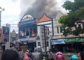 Kobaran Api Melalap Kantor Bank Lampung